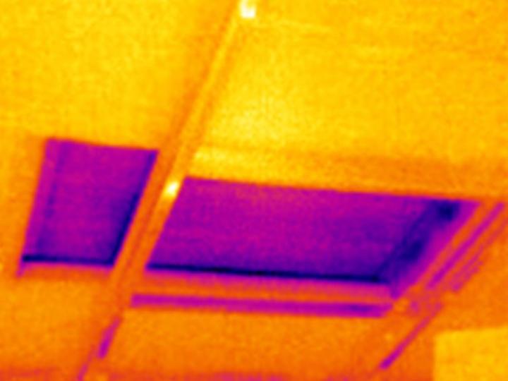 Termogram sufitu: wychłodzone pole stropu nad pomieszczeniem