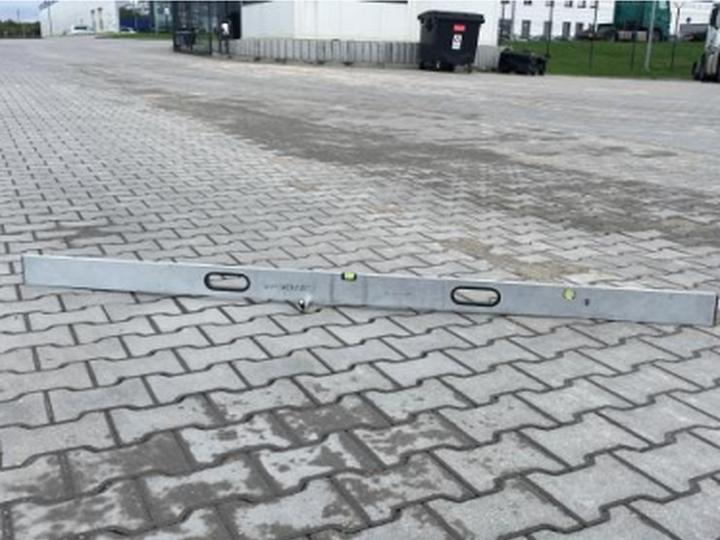 Pomiar łatą osiadania nawierzchni z kostki betonowej
